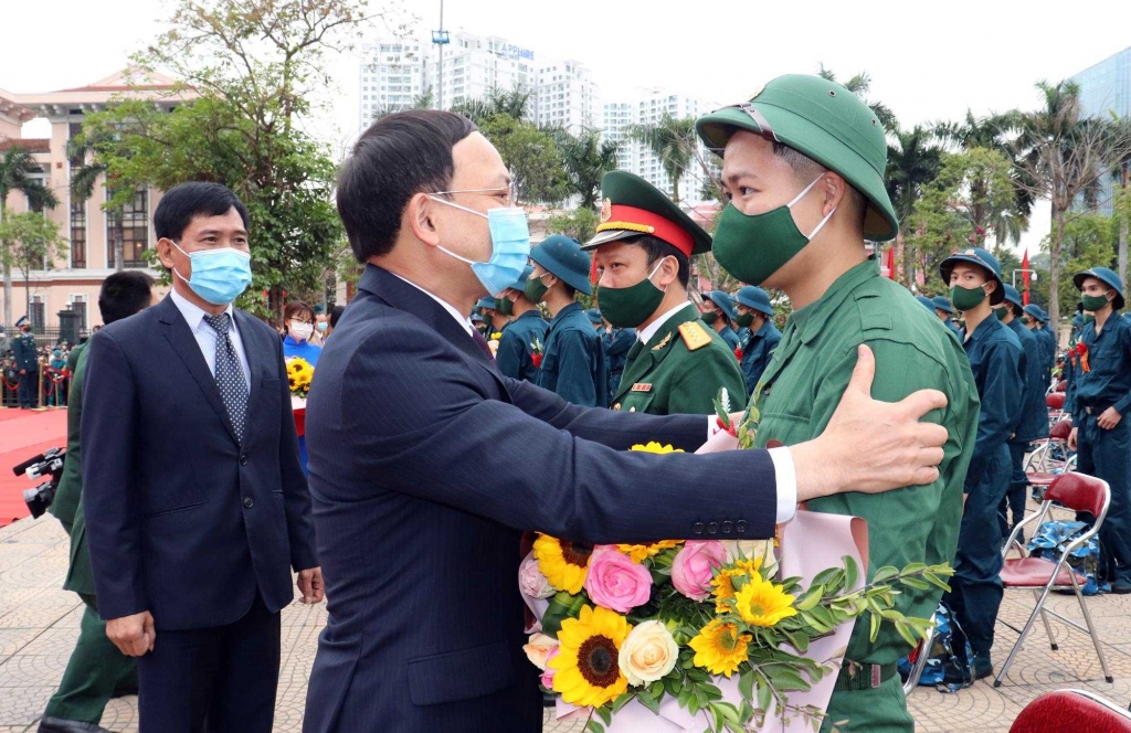 Đồng chí Nguyễn Xuân Ký, Ủy viên Trung ương Đảng, Bí thư Tỉnh ủy, Chủ tịch HĐND tỉnh, Bí thư Đảng ủy Quân sự tỉnh, động viên các công dân tham gia thực hiện NVQS năm 2021 tại TP Hạ Long.