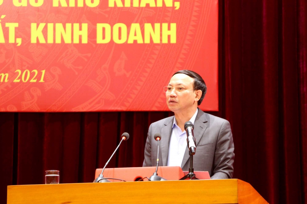 Đồng chí Nguyễn Tường Văn, Phó Bí thư Tỉnh ủy, Chủ tịch UBND tỉnh, phát biểu tại hội nghị.