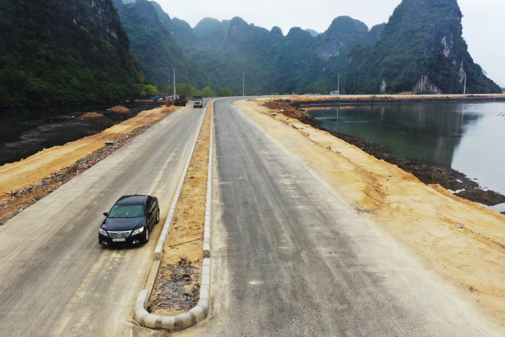 Tuyến đường bao biển Hạ Long - Cẩm Phả đang được đẩy nhanh tiến độ.