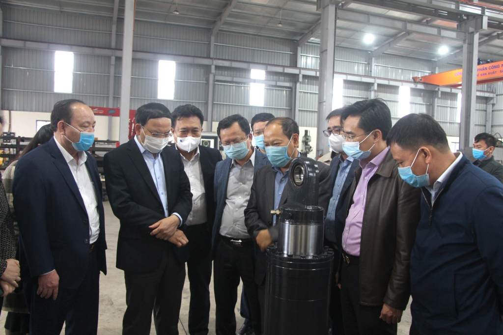 Đồng chí Bí thư Tỉnh ủy kiểm tra tại Công ty CP công nghiệp Cơ khí Cẩm Phả tại Cụm công nghiệp Cẩm Thịnh.