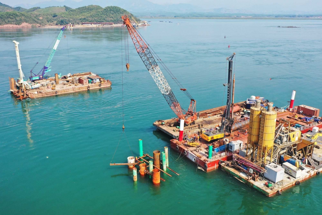Thi công cầu Vân Tiên có chiều dài gần 1,5km là cầu có quy mô lớn nhất cao tốc Vân Đồn - Móng Cái.