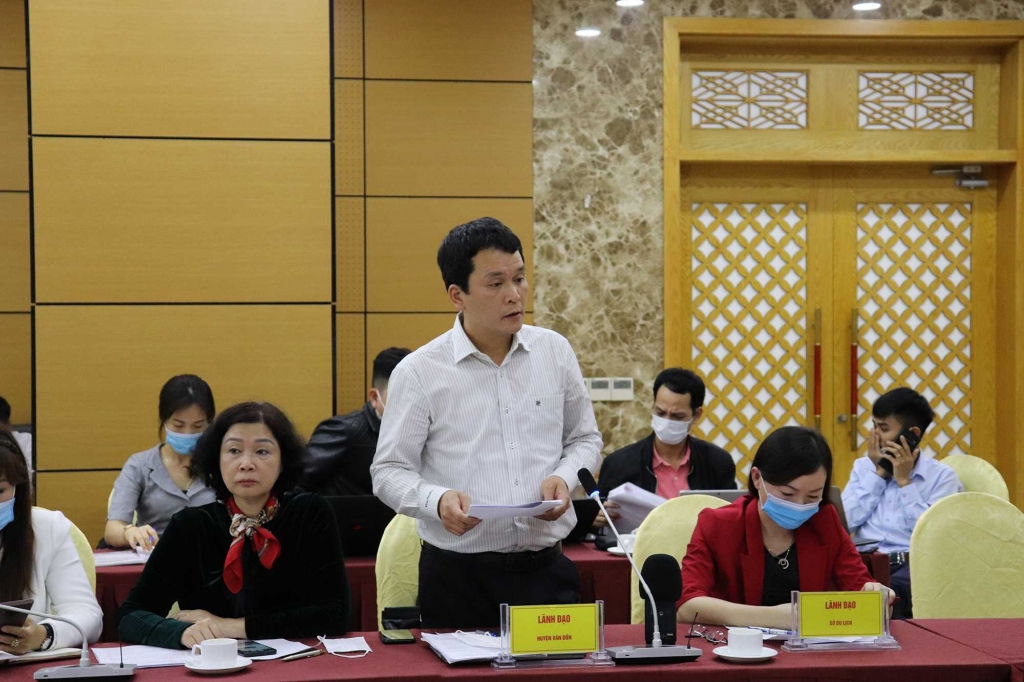 Lãnh đạo UBND huyện Vân Đồn thông tin vụ việc xử phạt vi phạm hành chính về đất đai tại cuộc họp báo chiều 9/3.