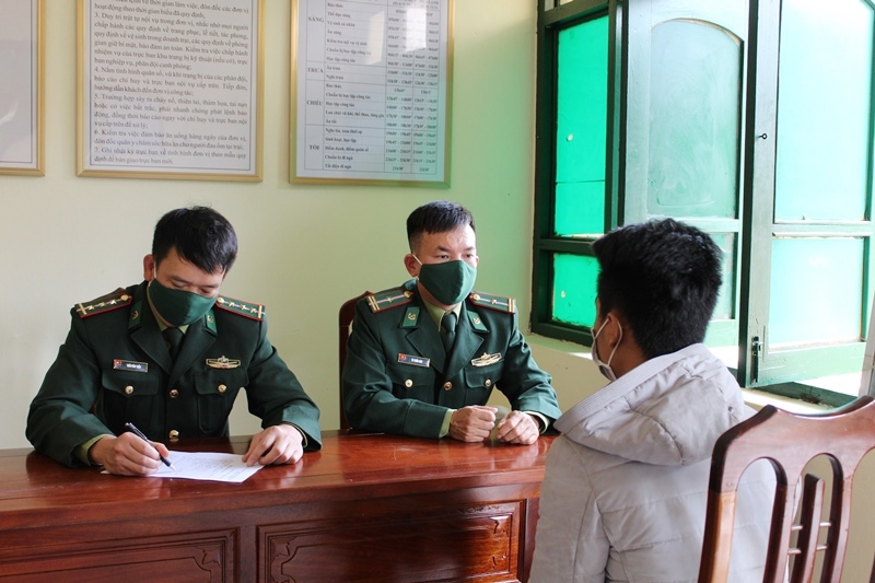 Các đối tượng tại Đồn Biên phòng cửa khẩu Cảng Vạn Gia.