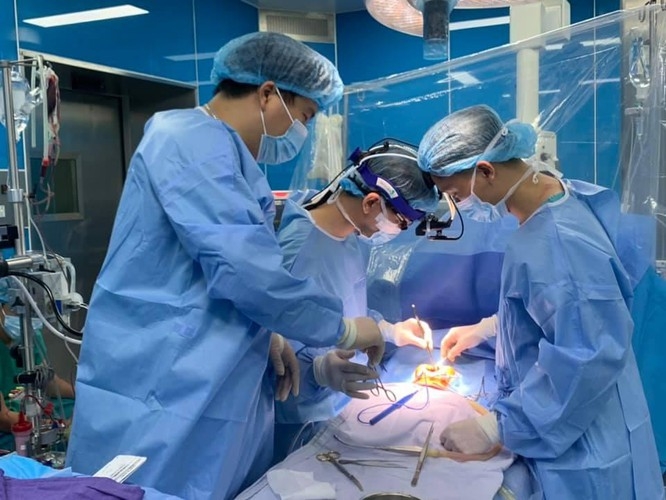 Bác sĩ thực hiện can thiệp tim mạch cho bệnh nhi 5 tháng tuổi