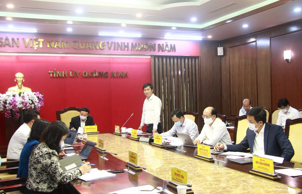 Đồng chí Nguyễn Tường Văn, Phó Bí thư Tỉnh ủy, Chủ tịch UBND tỉnh, phát biểu tại cuộc họp.