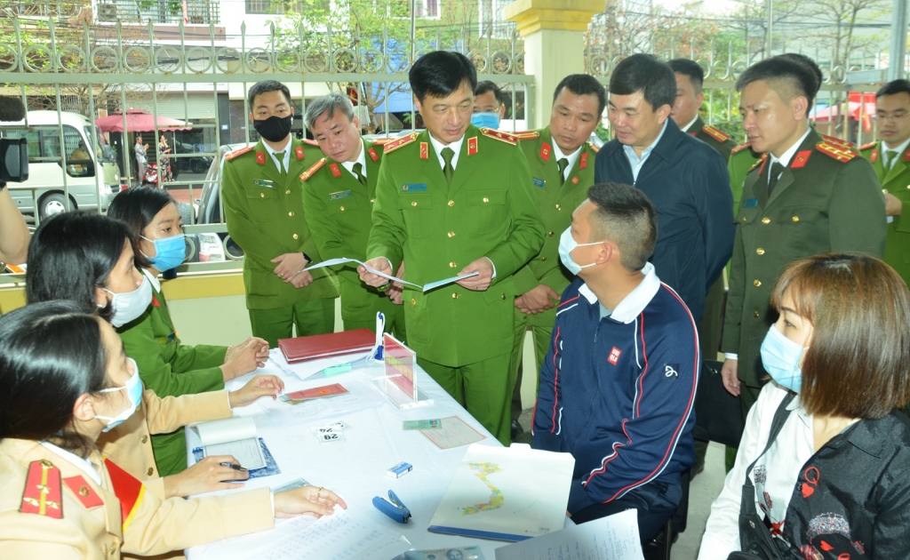 Trung tướng Nguyễn Duy Ngọc, Ủy viên Trung ương Đảng, Thứ trưởng Bộ Công an kiểm tra tình hình thực hiện cấp và quản lý CCCD tại phường Trần Hưng Đạo, TP Hạ Long.
