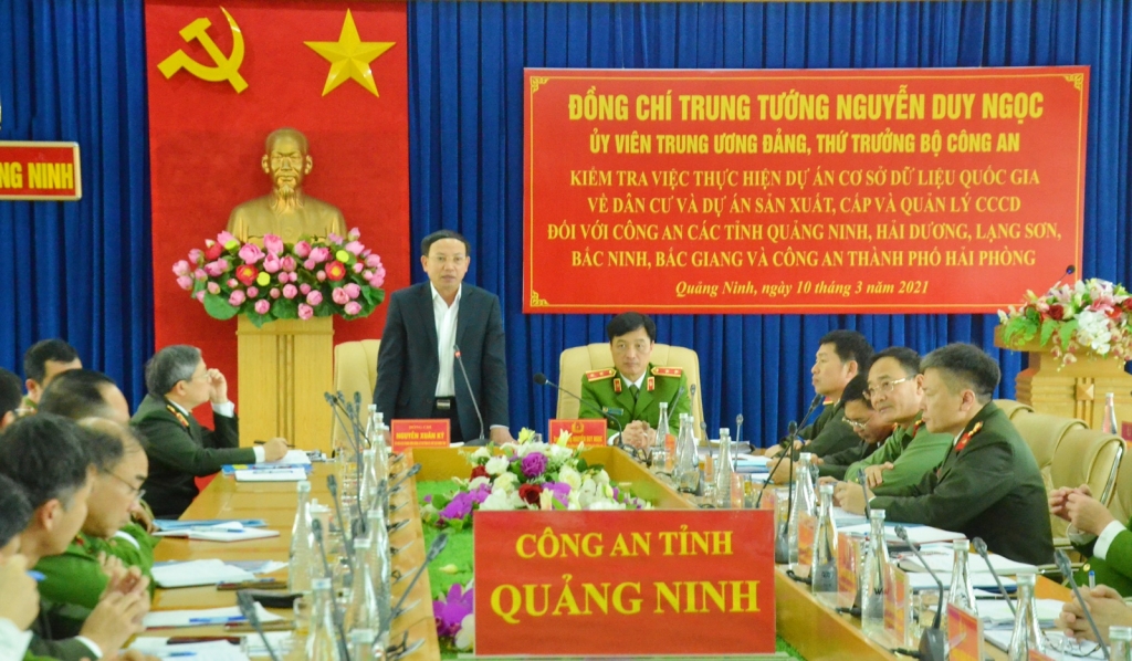Đồng chí Nguyễn Xuân Ký, Ủy viên Trung ương Đảng, Bí thư Tỉnh ủy, Chủ tịch HĐND tỉnh phát biểu tại buổi làm việc.