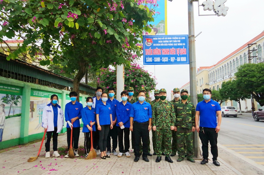 Chi đoàn Đồn BPCKQT Móng Cái, Đoàn phường Ka Long, Đoàn Trường THPT Trần Phú (TP Móng Cái) phối hợp tổ chức gắn biển công trình thanh niên “Tuyến đường thanh niên tự quản”.