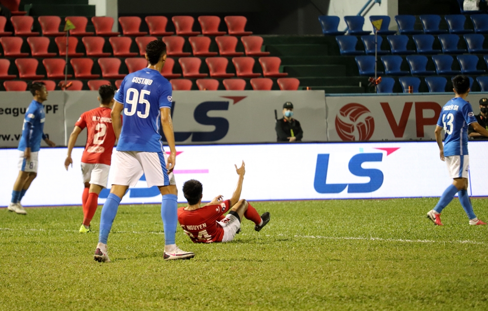 Hàng thủ Than Quảng Ninh thi đấu tốt với sự chắc chắn của trung vệ Gustavo.