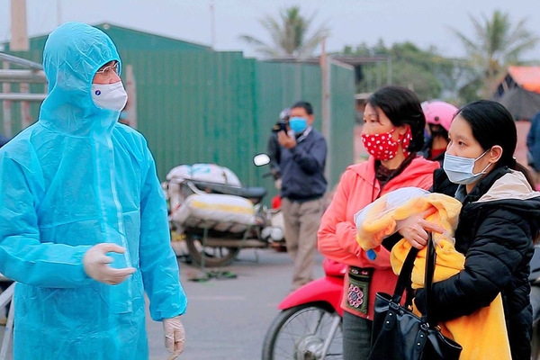 Bí thư TX Đông Triều Phạm Văn Thành mặc đồ bảo hộ tới chốt kiểm soát để hướng dẫn người dân