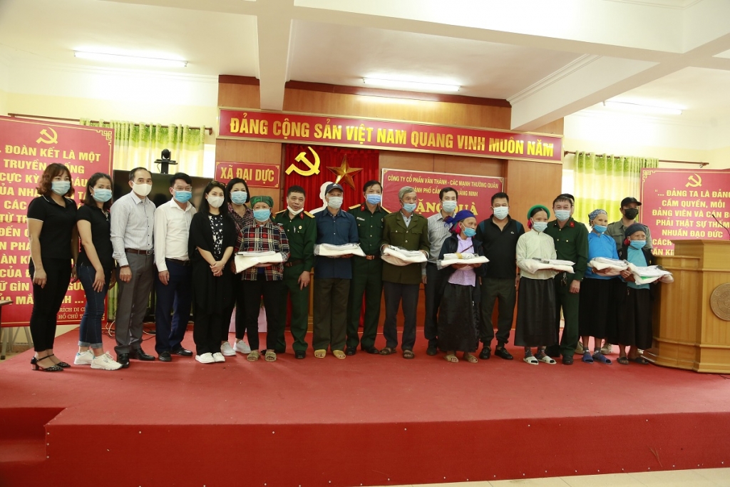 Đoàn thiện nguyện trao quà cho các hộ có hoàn cảnh khó khăn xã Đại Dực.