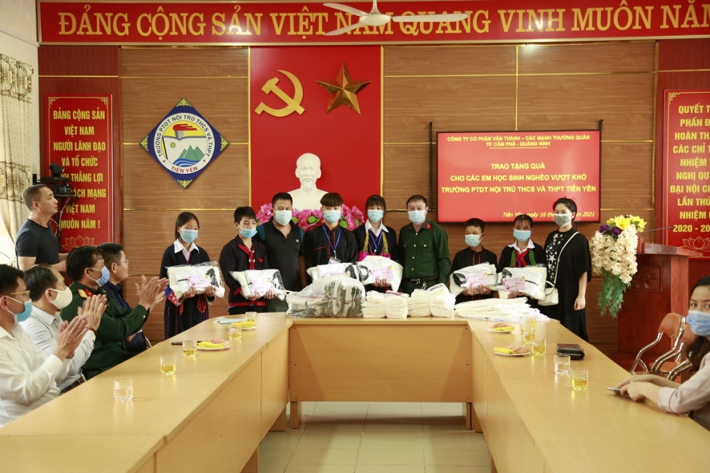 Đoàn thiện nguyện trao quà cho các em học sinh Trường PTDTNT THCS&THPT Tiên Yên.