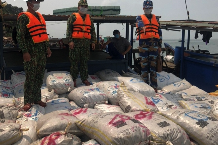 Cơ quan chức năng bắt 55 tấn ốc điếu hôi thối tại Quảng Ninh.