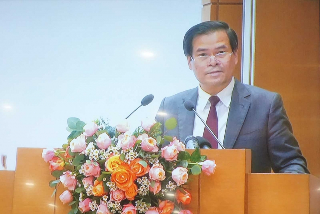 Đồng chí Bùi Văn Khắng, Phó Chủ tịch UBND tỉnh, phát biểu tại hội nghị.