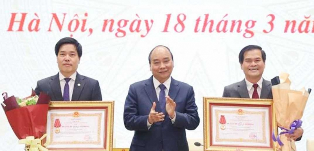 UBND tỉnh Quảng Ninh và Vụ Cải cách hành chính (Bộ Nội vụ) vinh dự được Chủ tịch nước tặng Huân chương Lao Động hạng Ba vì đã có thành tích trong công tác CCHC giai đoạn 2011-2020.