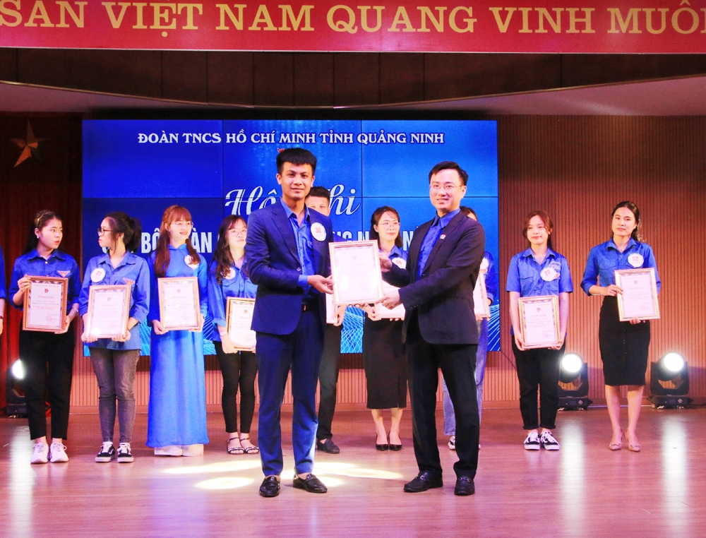 Đồng chí Hoàng Văn Hải (bên phải) trao giải cho thí sinh giành giải nhất Hội thi Cán bộ Đoàn giỏi năm 2021.