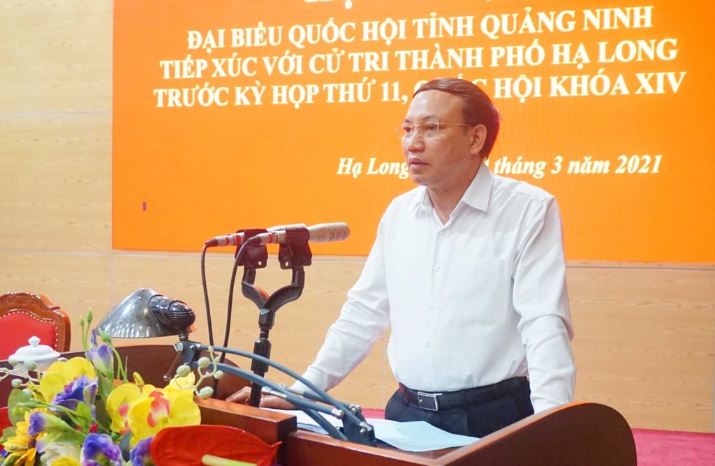 Đồng chí Nguyễn Xuân Ký, Ủy viên BCH Trung ương Đảng, Bí thư Tỉnh ủy, Chủ tịch HĐND tỉnh phát biểu tại buổi tiếp xúc cử tri.