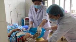 Quảng Ninh: Học theo clip trên mạng xã hội, bé trai nhập viện vì bỏng nặng