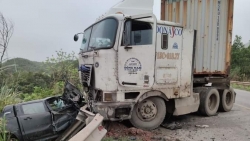 Quảng Ninh: Xe đầu kéo va chạm xe bán tải khiến một người bị thương nặng
