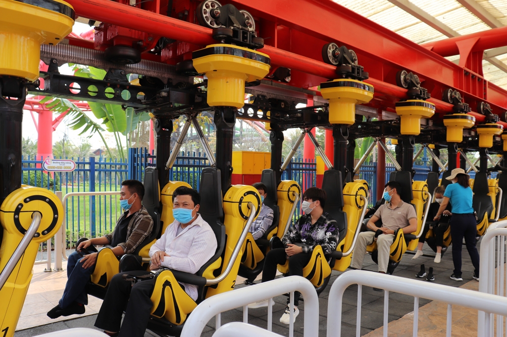 Du khách trải nghiệm tại Tổ hợp vui chơi giải trí Sunworld Hạ Long Complex.