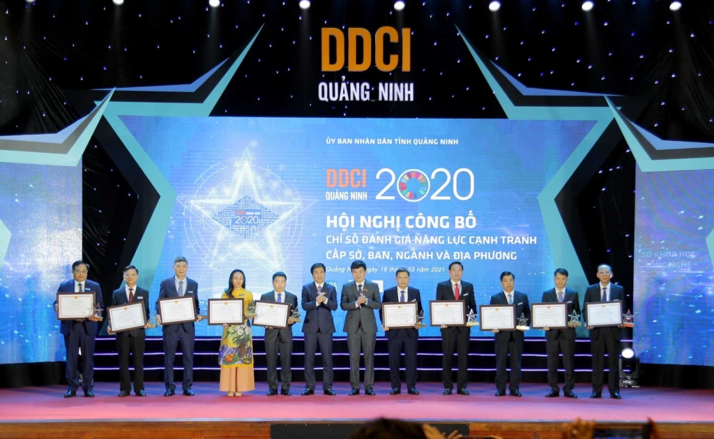 Lãnh đạo tỉnh trao giấy chứng nhận và kỷ niệm chương cho tốp 5 khối sở, ban, ngành và địa phương dẫn đầu DDCI 2020. Ảnh: Minh Hà