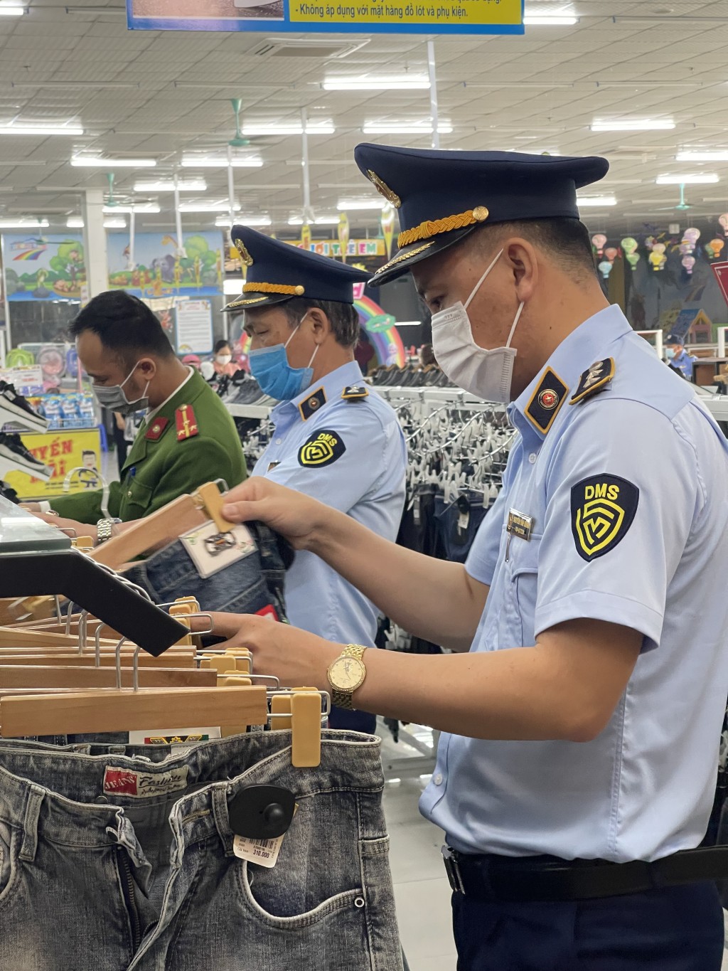 đoàn kiểm tra liên ngành, tiến hành kiểm tra siêu thị Aloha Mall tại TX.Đông Triều