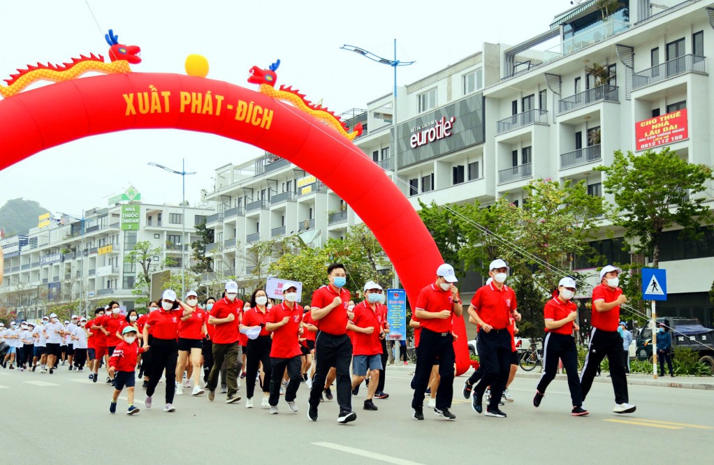 Đông đảo người dân sinh sống và làm việc tại Quảng Ninh tham gia cuộc vận động. Các VĐV hào hứng tham gia chạy tập thể khoảng 1km trên tuyến đường Trần Quốc Nghiễn (TP Hạ Long), sát bên di sản Vịnh Hạ Long