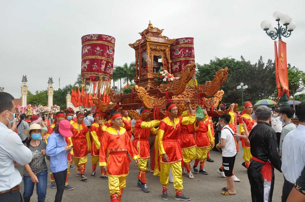 Nghi lễ rước tượng Đức Thánh Trần Hưng Đạo theo cung đường từ đền Trần Hưng Đạo, miếu Vua Bà rước về đình Yên Giang là một trong những nét đặc sắc của Lễ hội truyền thống Bạch Đằng.