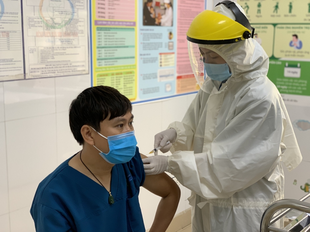 Nhân viên y tế Quảng Ninh tiêm vắc xin phòng Covid-19 đợt I năm 2021.