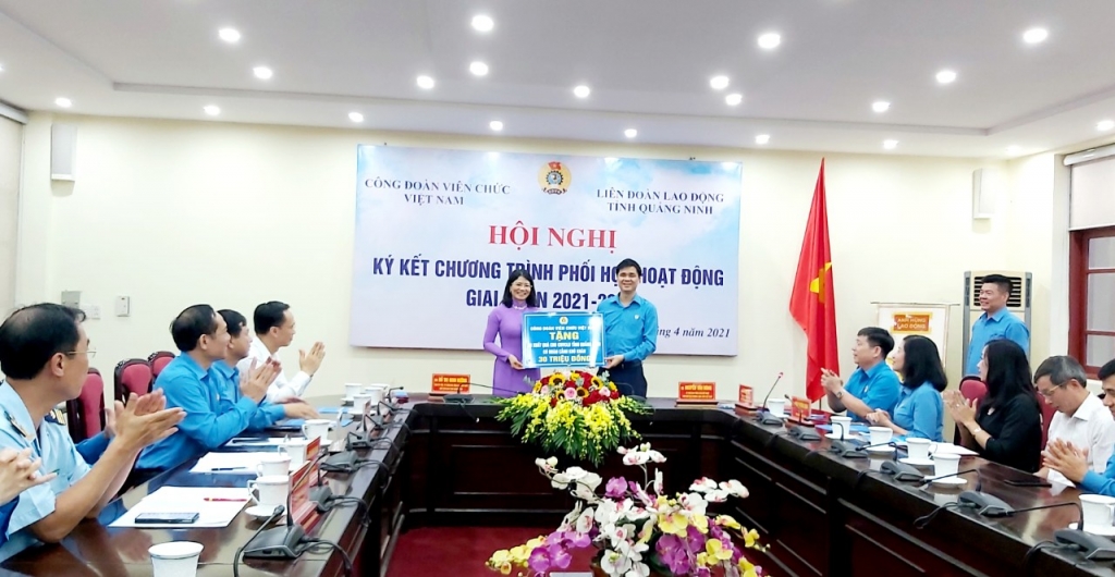 Đồng chí Ngọ Duy Hiểu, Phó Chủ tịch Tổng LĐLĐ Việt Nam, Chủ tịch Công đoàn viên chức Việt Nam trao tặng 30 suất quà cho 30 CNLĐ có hoàn cảnh khó khăn của tỉnh Quảng Ninh.