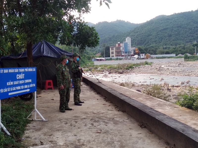 CBCS Đồn Biên phòng Pò Hèn trực 24/24h tại chốt kiểm soát dịch bệnh khu vực Mốc 1346(2)-600, xã Hải Sơn (TP Móng Cái).