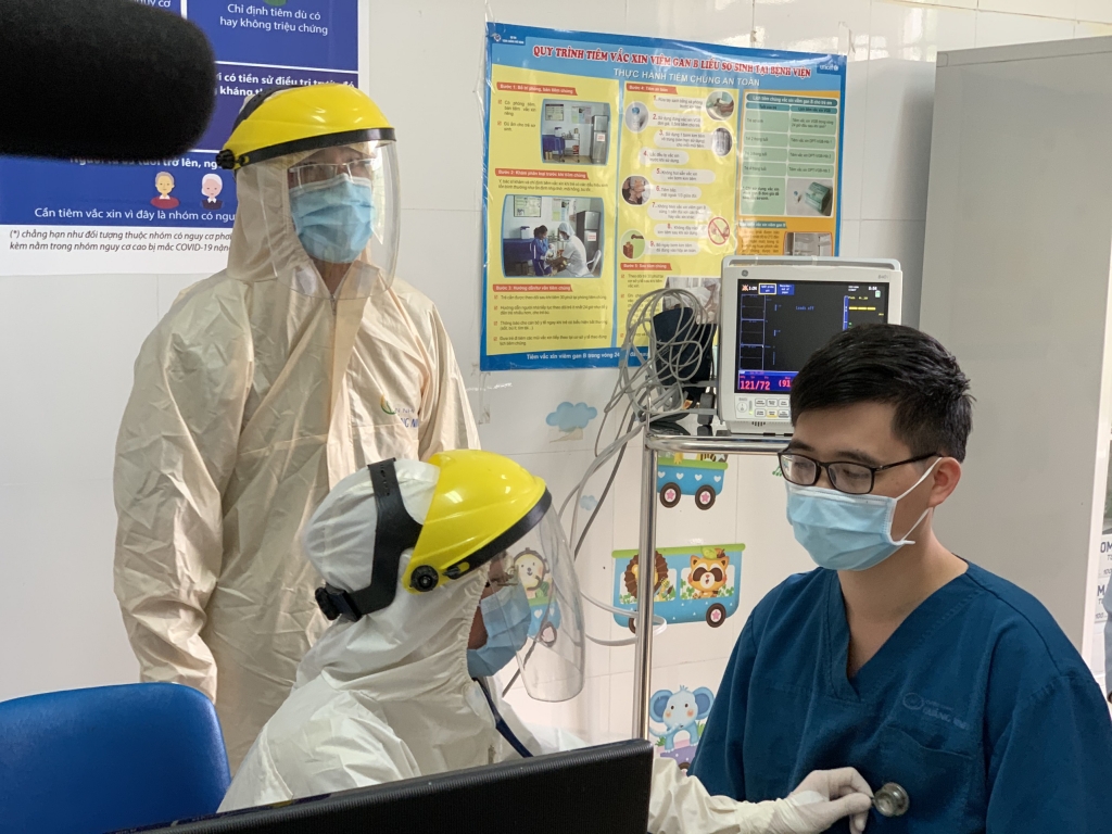 Tỉnh Quảng Ninh đang triển khai tiêm vắc xin cho lực lượng tuyến đầu chống dịch.