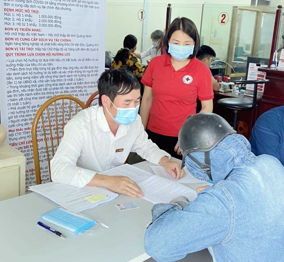 Các hộ dân nằm trong danh sách hỗ trợ đến Ngân hàng Agribank Chi nhánh huyện Vân Đồn để làm thủ tục rút tiền qua tài khoản.