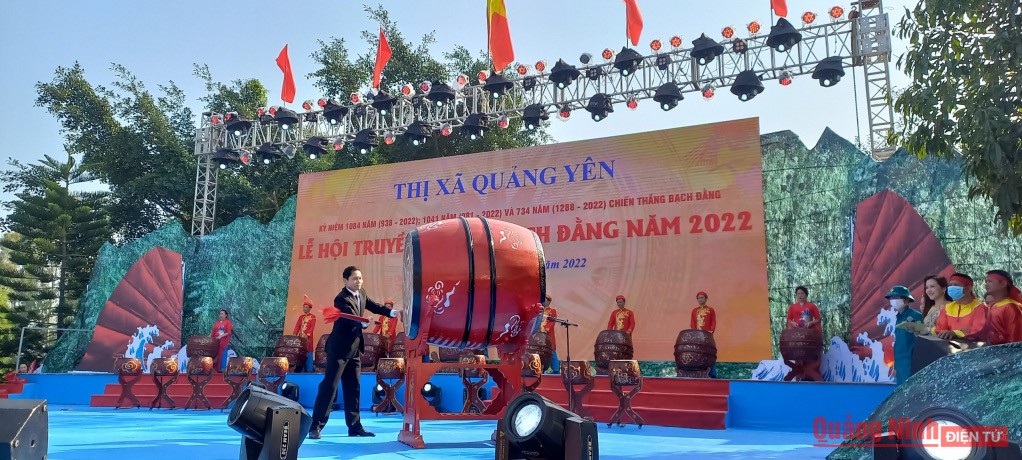 Màn gióng trống khai hội truyền thống Bạch Đằng năm 2022. (Ảnh: Báo Quảng Ninh)