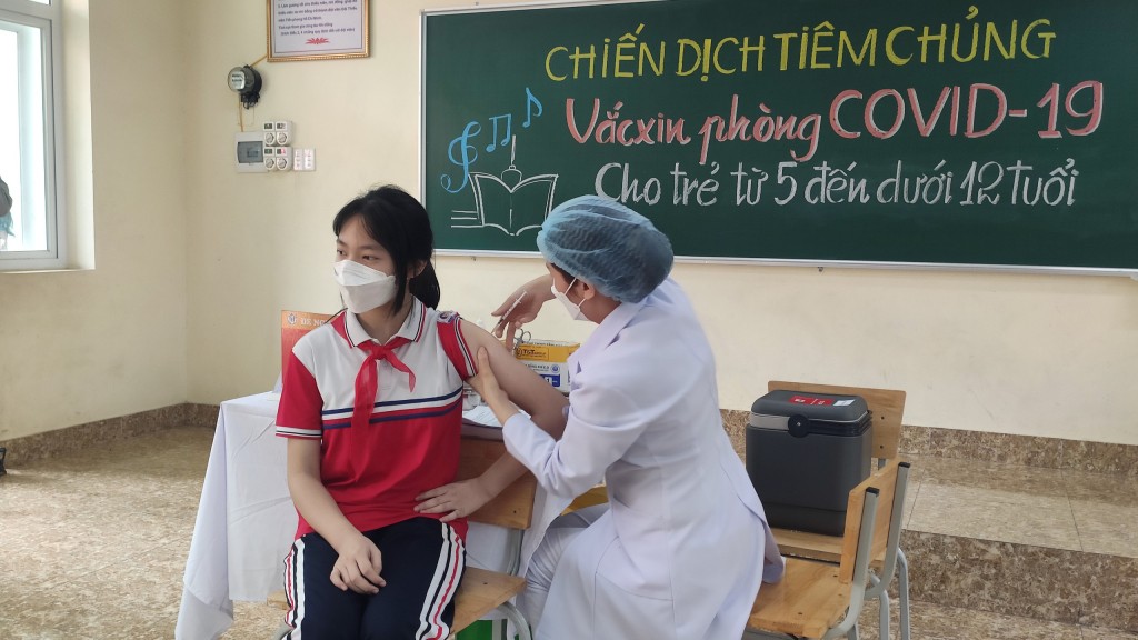 Học sinh lớp 6 Trường THCS Trần Quốc Toản (TP Hạ Long, Quảng Ninh) đủ điều kiện tiêm chủng được tiêm chủng ngay sau lễ phát động. (Ảnh: Báo Quảng Ninh)