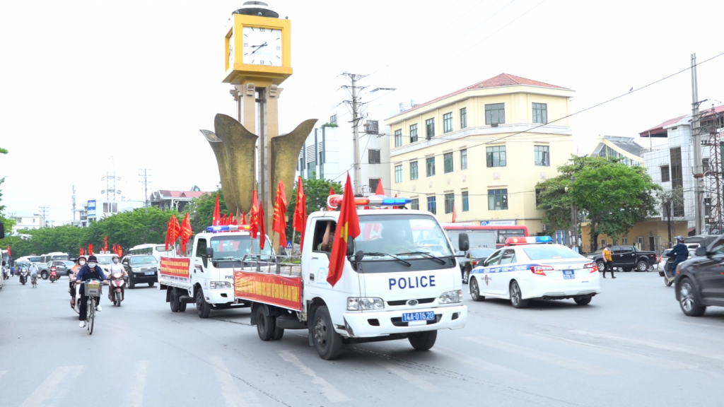 Lực lượng công an tại thành phố Cẩm Phả ra quân trấn áp tội phạm.