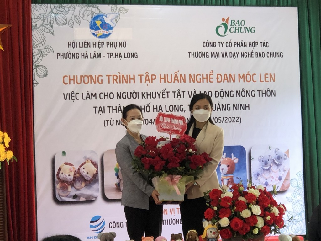 Hội LHPN thành phố Hạ Long tặng hoa chúc mừng khai giảng lớp học nghề cho người có hoàn cảnh khó khăn trong địa bàn.