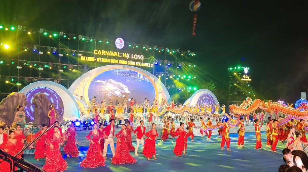 Carnaval Hạ Long 2022 với chủ đề “Hạ Long - Kỳ quan bừng sáng cùng SEA Games 31” được tổ chức tại Bãi biển Công viên Đại Dương, phường Bãi Cháy, TP Hạ Long