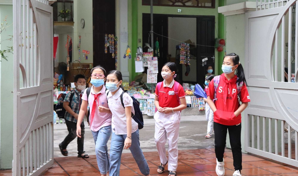 Học sinh Trường Tiểu học Hạ Long (TP Hạ Long) đeo khẩu trang đầy đủ khi đến trường.