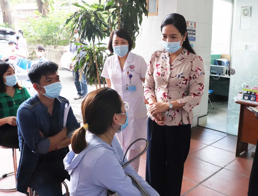 Đồng chí Nguyễn Thị Hạnh, Phó Chủ tịch UBND tỉnh, trao đổi với người dân đi xét nghiệm Covid-19.
