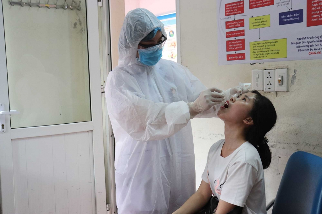 Lấy mẫu xét nghiệm Covid-19 cho người dân tại Bệnh viện Đa khoa tỉnh.