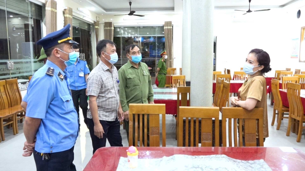 Tổ công tác của thành phố tuyên truyền đến các cơ sở kinh doanh thương mại, dịch vụ thực hiện nghiêm thông báo của UBND thành phố