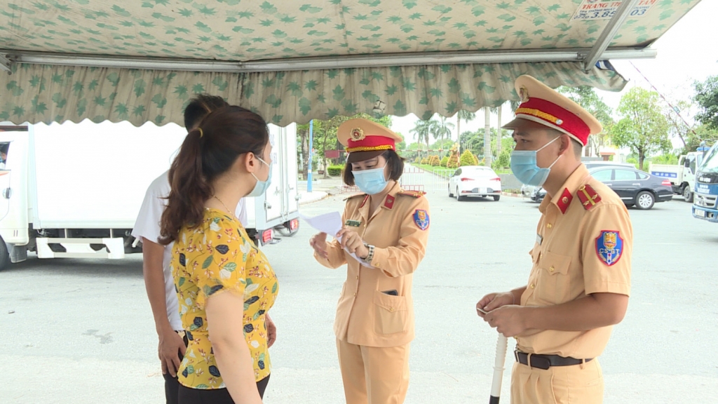 Lực lượng CSGT làm nhiệm vụ tại chốt cầu Đá Bạc, Quốc lộ 10, TP Uông Bí