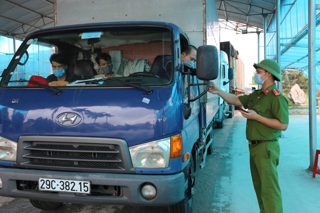 Lực lượng chức năng kiểm soát chặt phương tiện qua chốt cầu Vàng Chua, thị xã Đông Triều