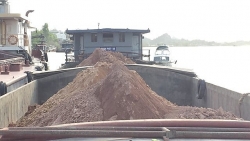 Quảng Ninh: Bắt giữ 1 tàu vỏ sắt vận chuyển đất san lấp không rõ nguồn gốc