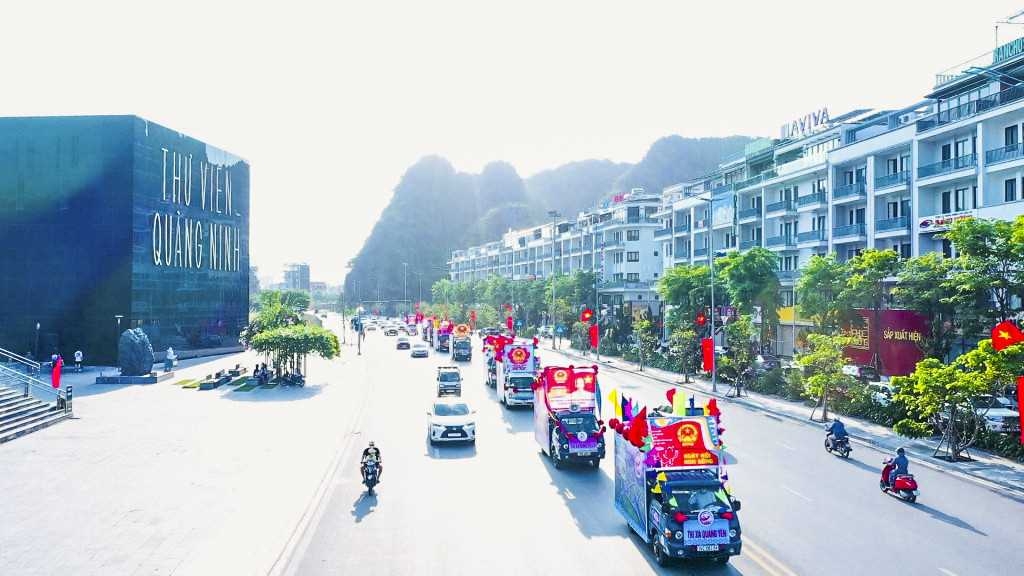 Đoàn xe di chuyển trên đường Trần Quốc Nghiễn.