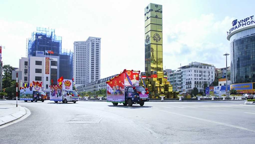 Quảng Ninh: Chùm ảnh đoàn xe diễu hành tuyên truyền lưu động mừng ngày bầu cử