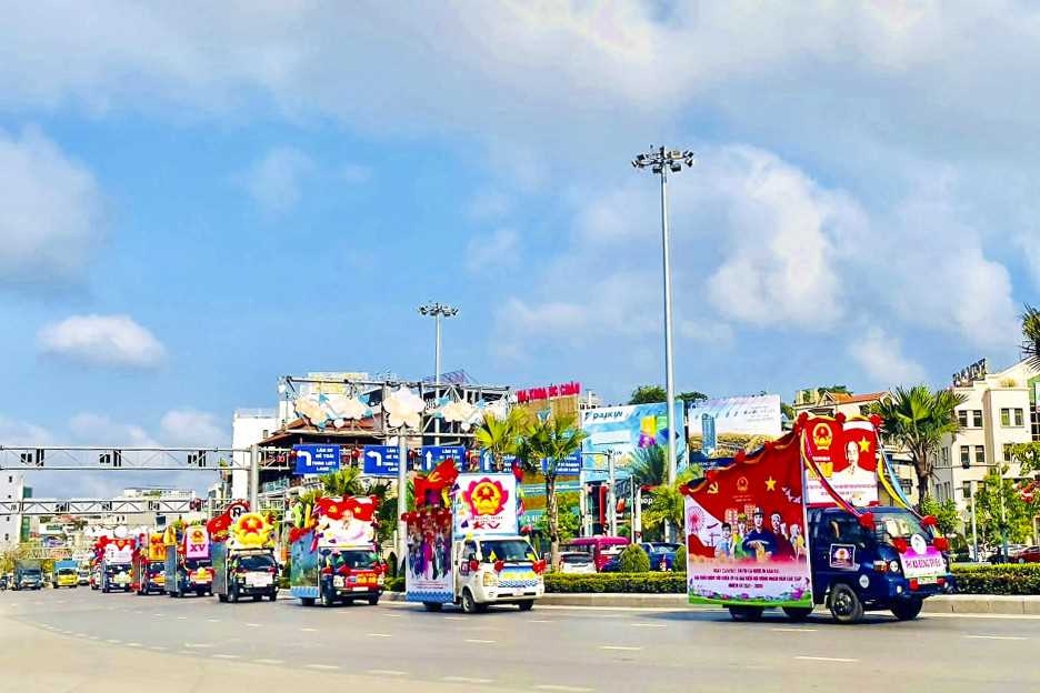 Đoàn xe di chuyển qua ngã tư Loong Tòong.