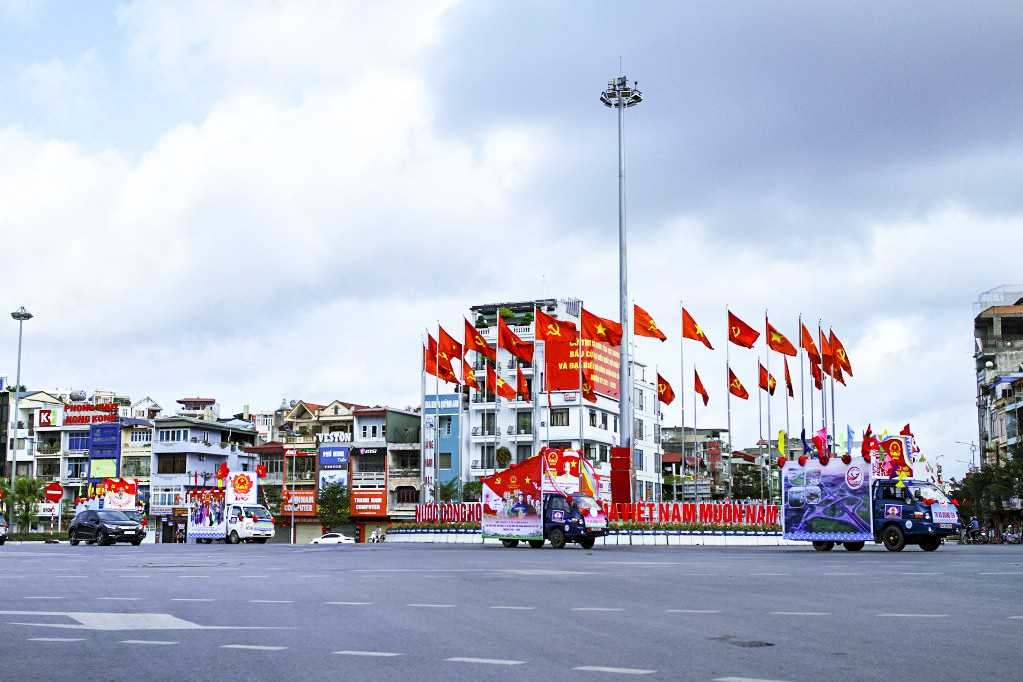 Đường phố rộn ràng hơn khi đoàn xe đi qua.