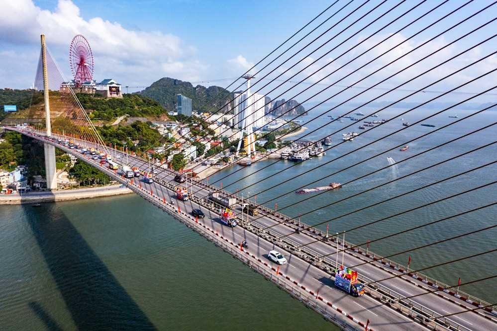 Diễu hành qua cầu Bãi Cháy.